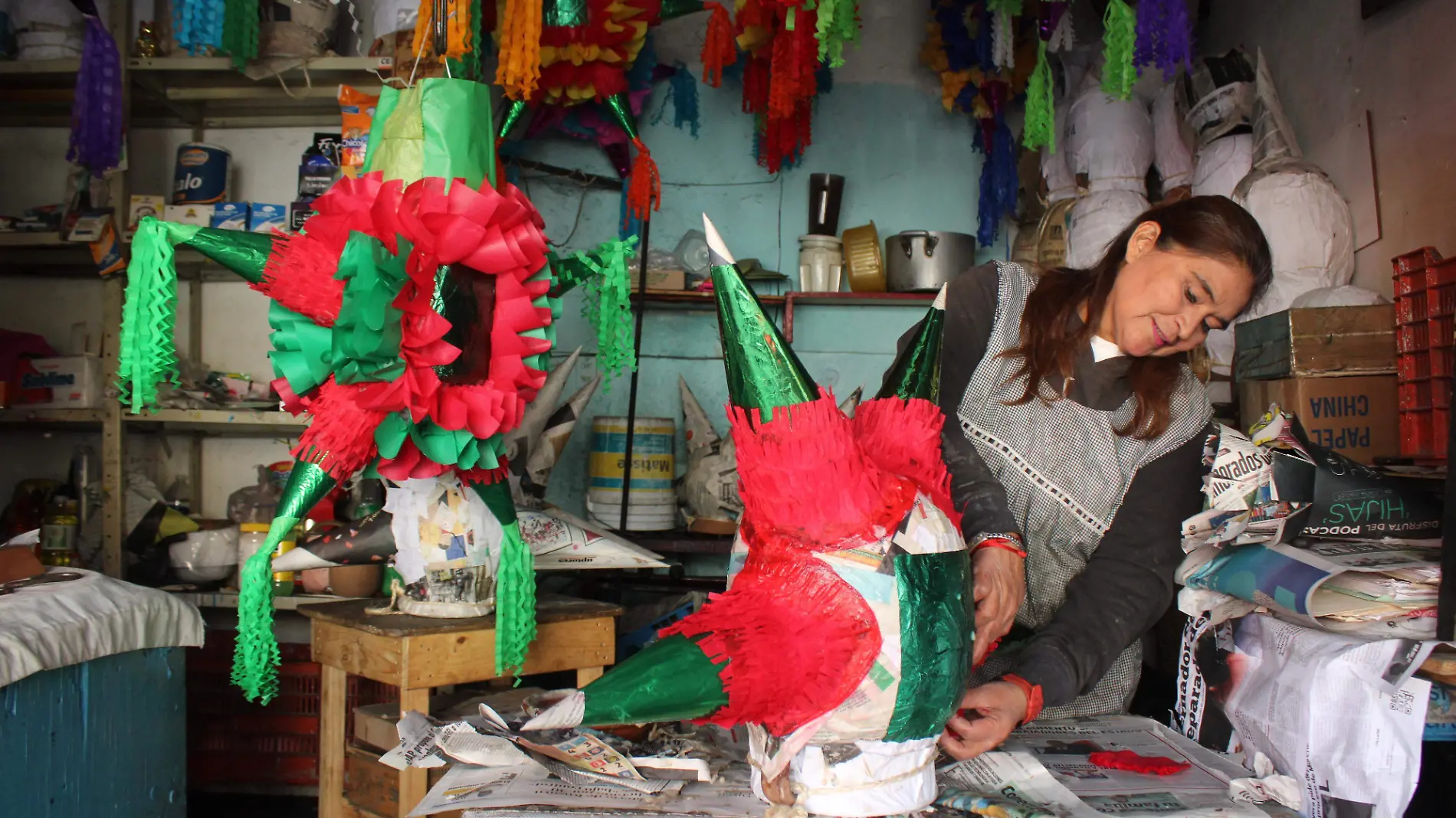 Artesanos poblanos mantienen viva la tradición de piñatas navideñas